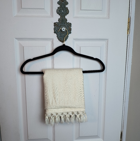 Pottery Barn Fringed Linen Knotted Table Runner Large 22x126" Cream - Picture 1 of 5